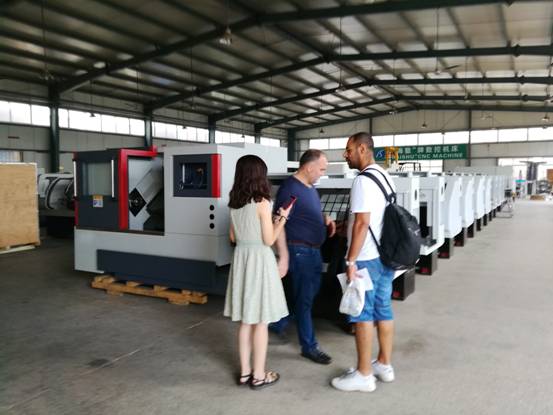 敘利亞客戶來(lái)公司采購(gòu)數(shù)控車床