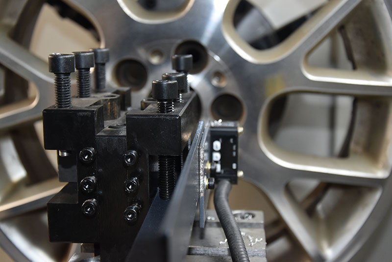 輪轂拉絲機講述導致輪轂受損的四大原因